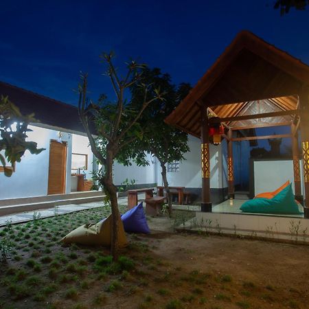 Lucky Hostel Batununggul Extérieur photo