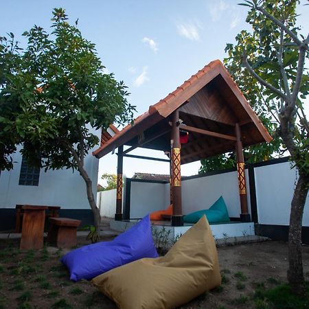 Lucky Hostel Batununggul Extérieur photo