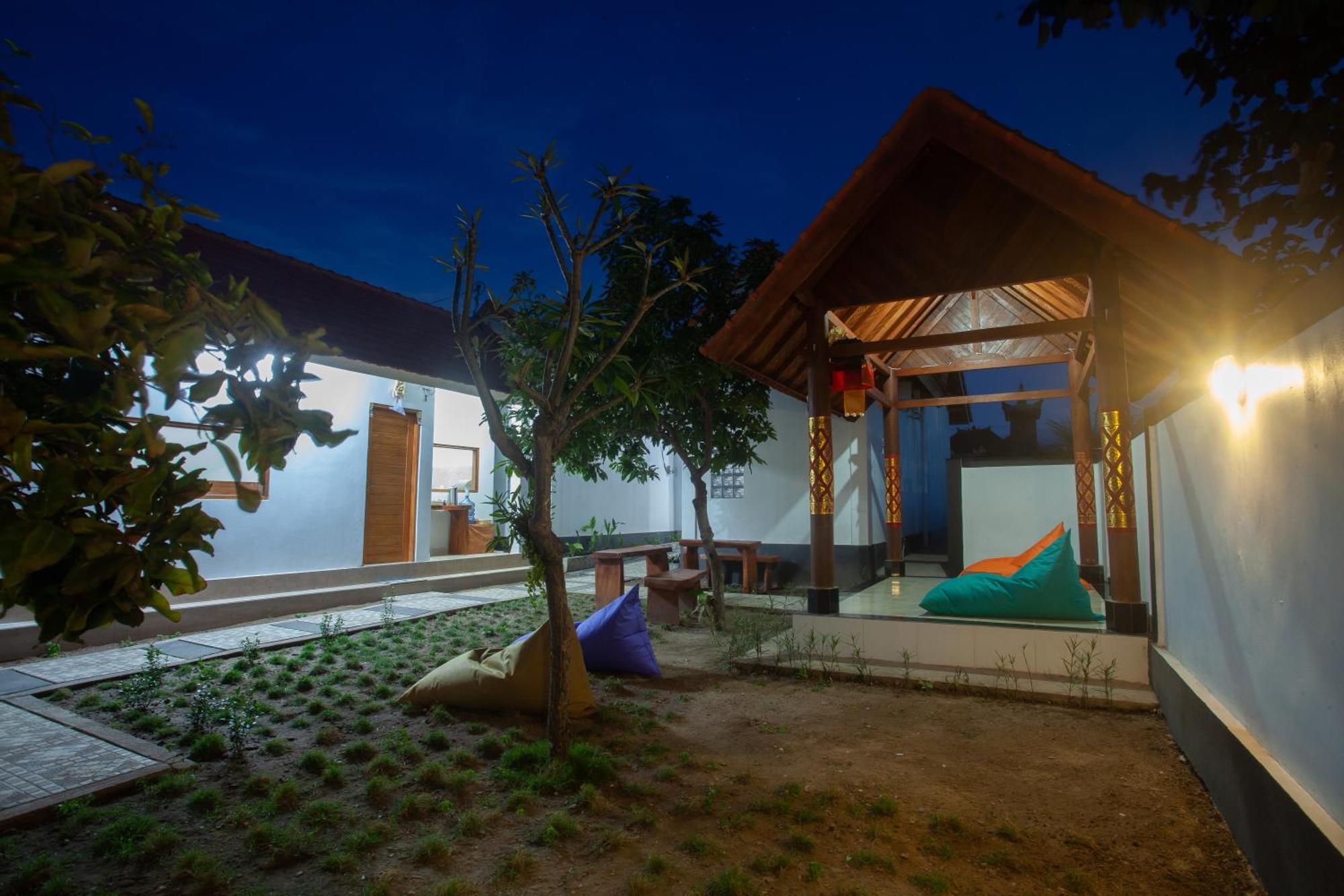 Lucky Hostel Batununggul Extérieur photo