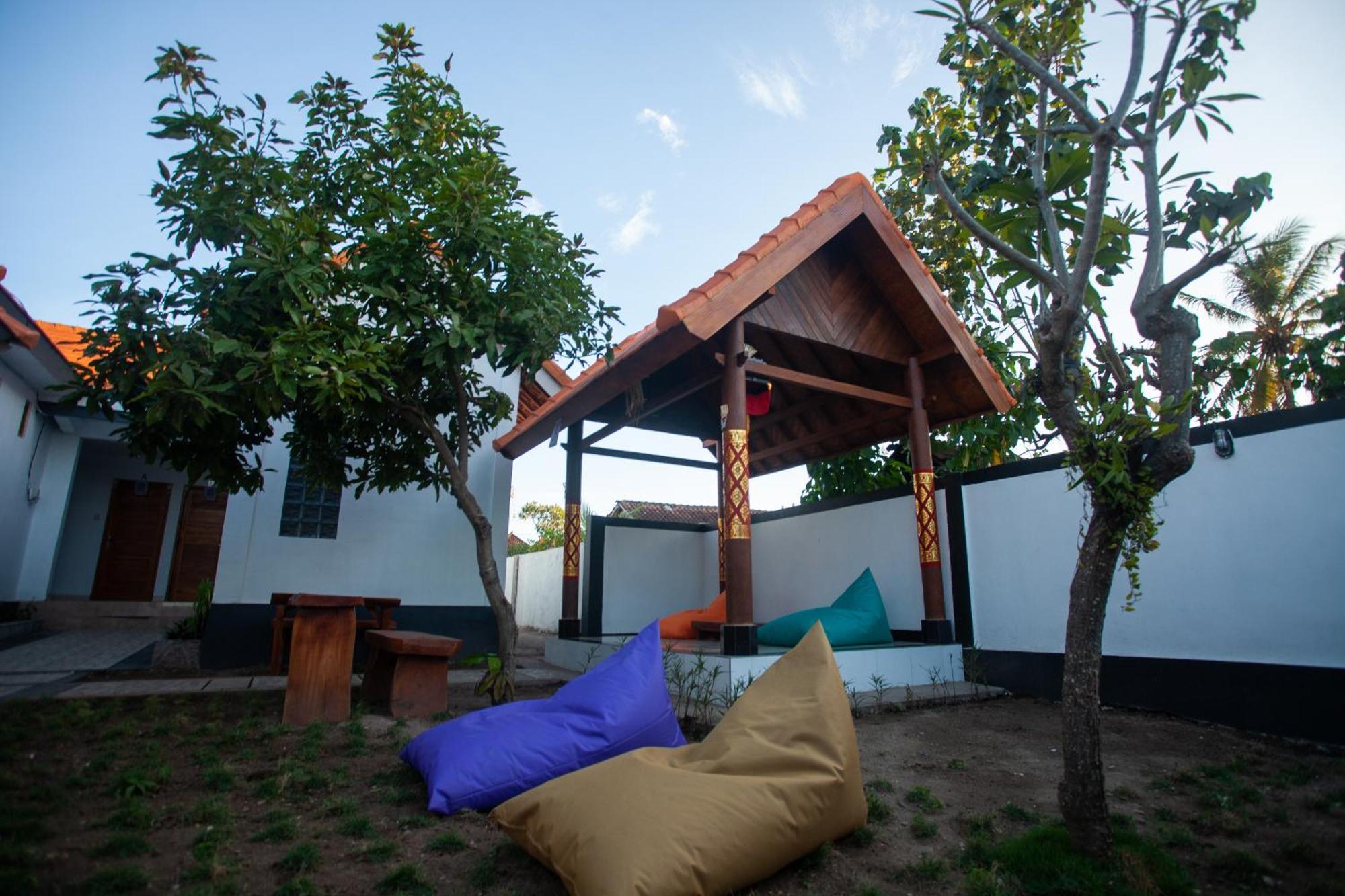 Lucky Hostel Batununggul Extérieur photo