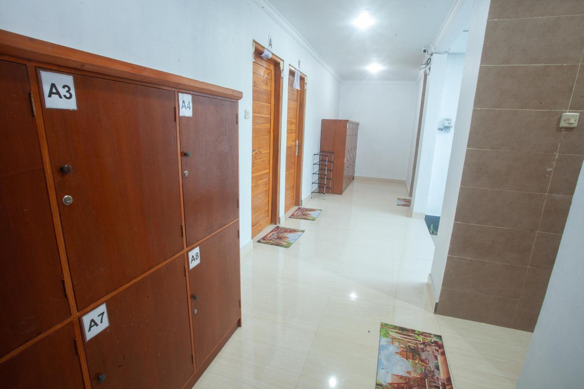 Lucky Hostel Batununggul Extérieur photo