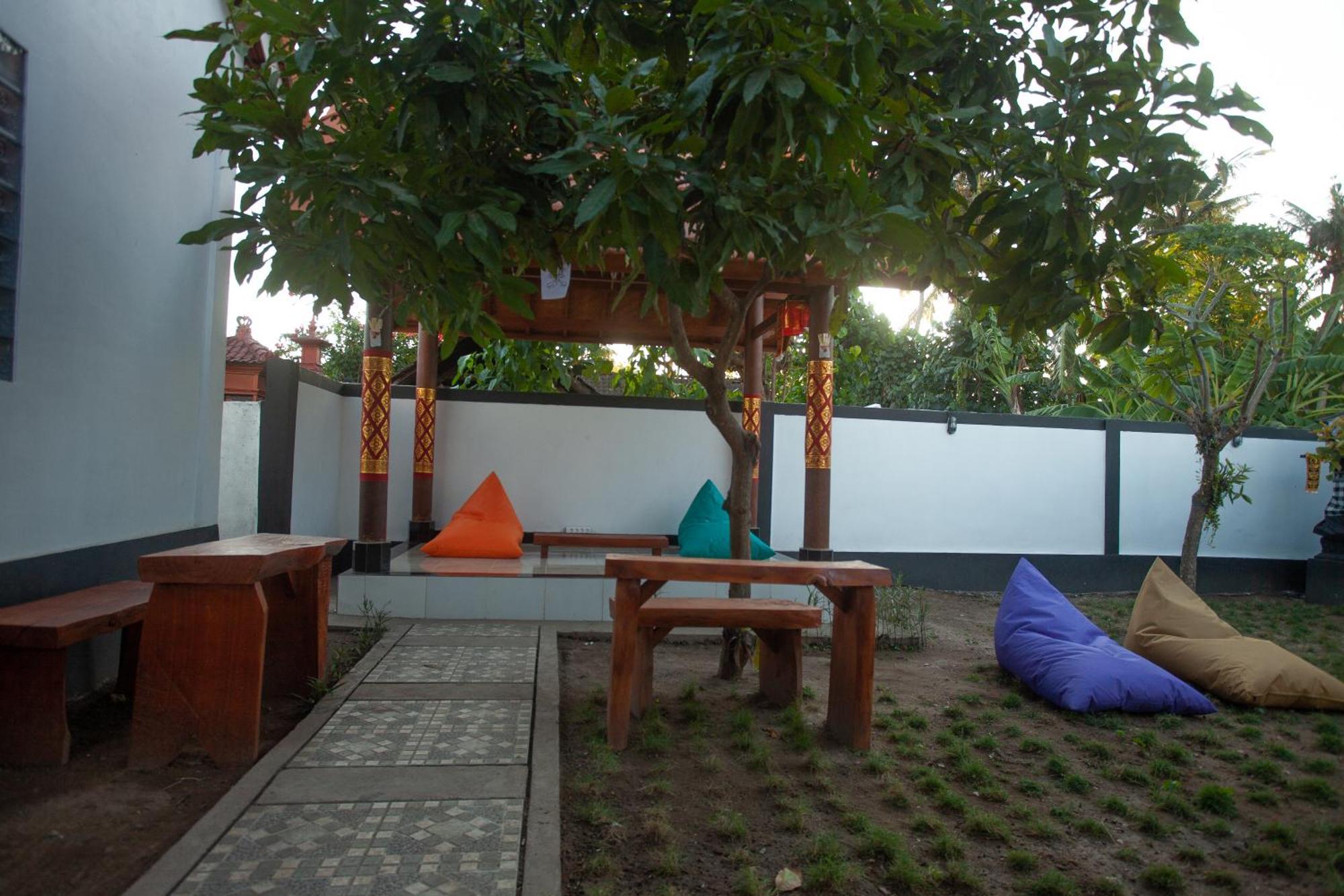Lucky Hostel Batununggul Extérieur photo