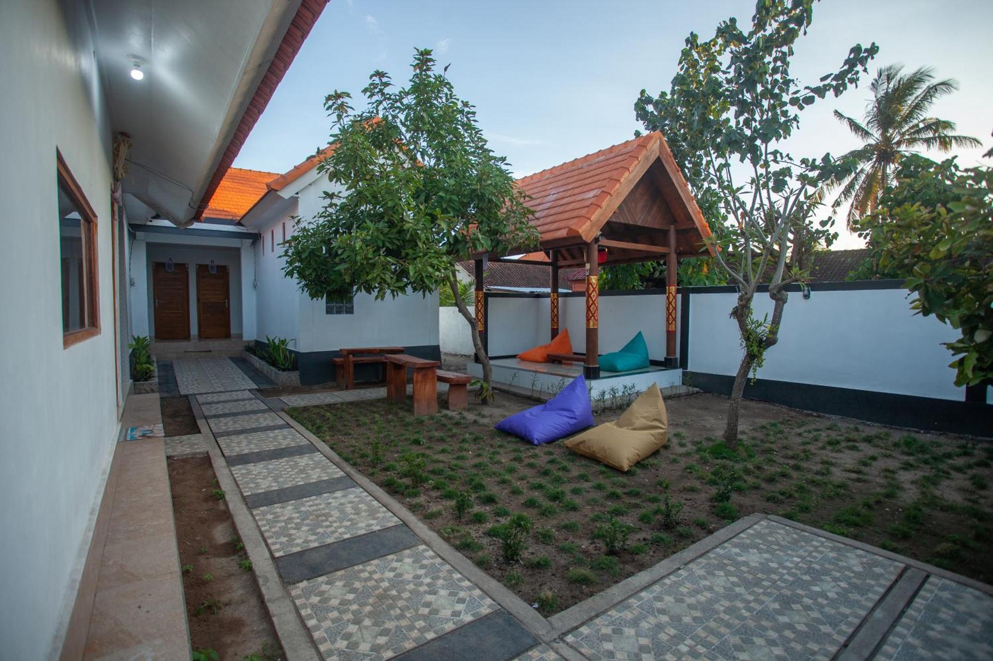 Lucky Hostel Batununggul Extérieur photo