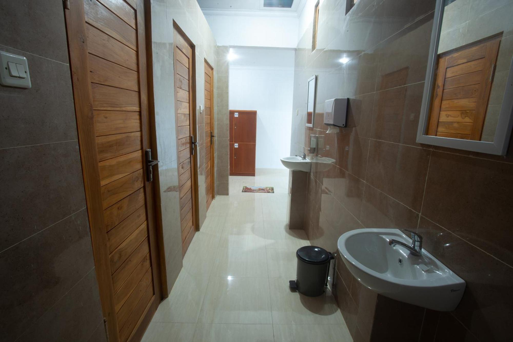 Lucky Hostel Batununggul Extérieur photo