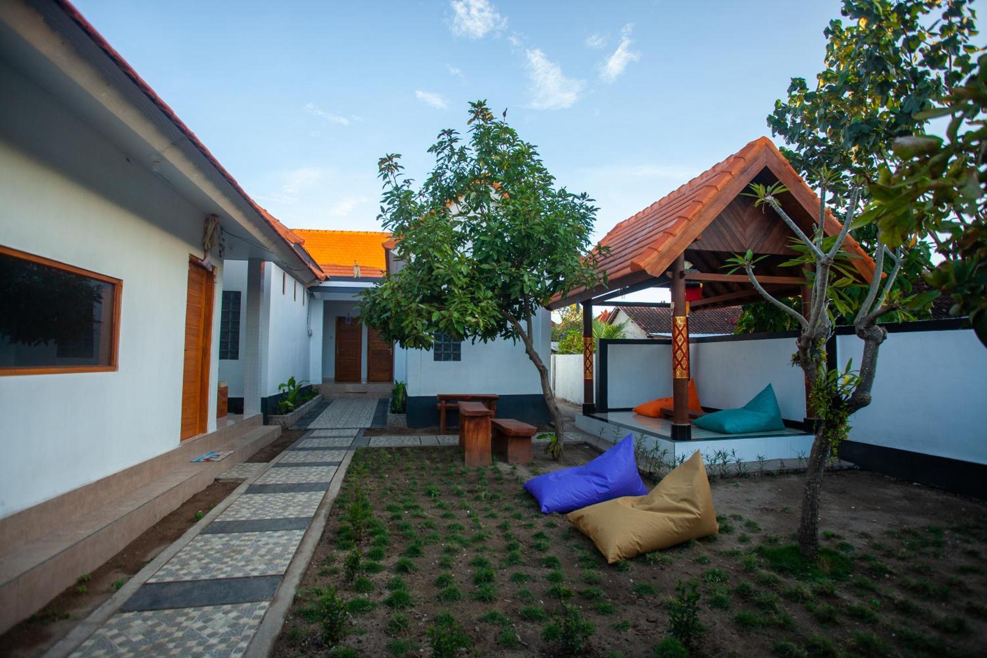 Lucky Hostel Batununggul Extérieur photo