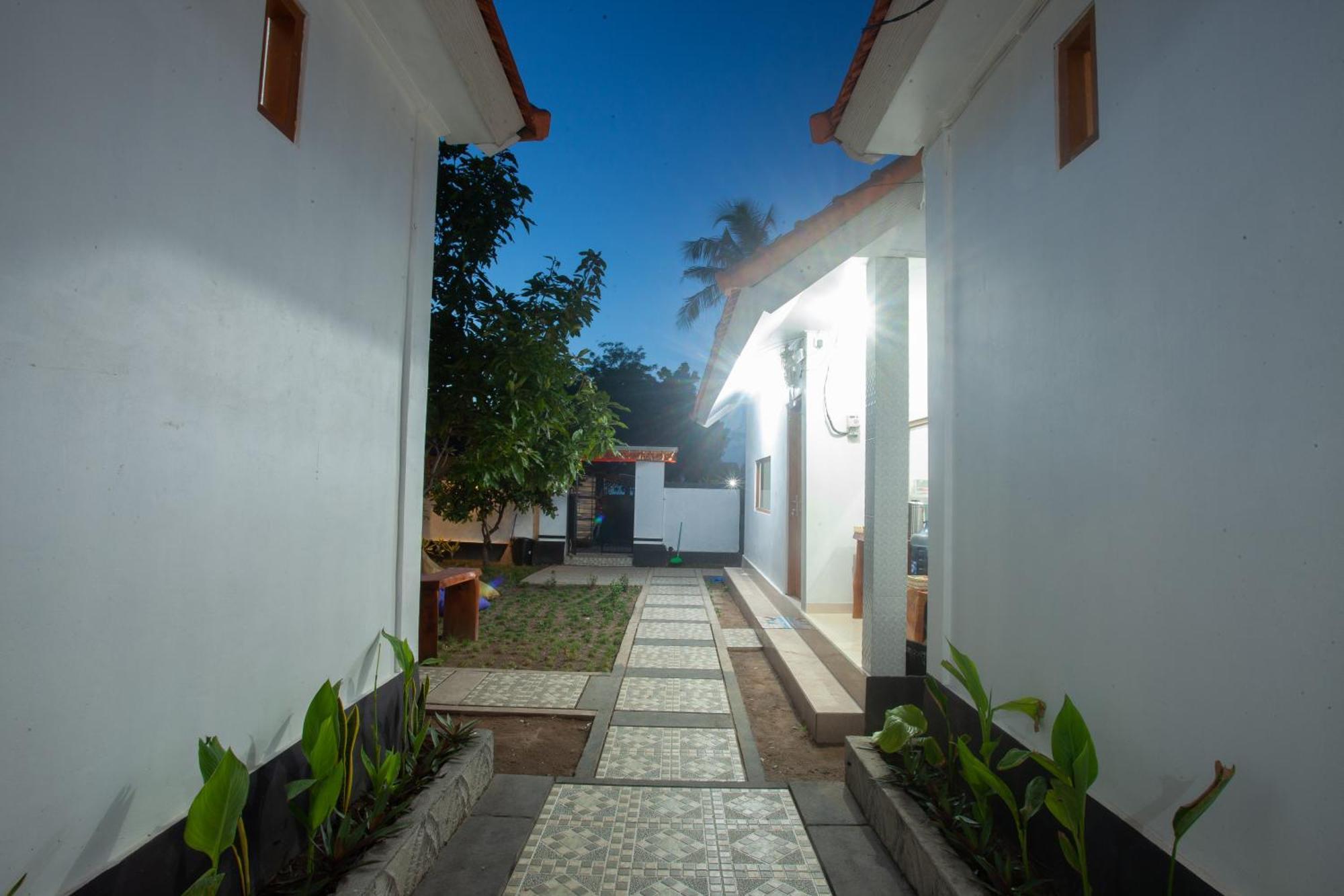 Lucky Hostel Batununggul Extérieur photo