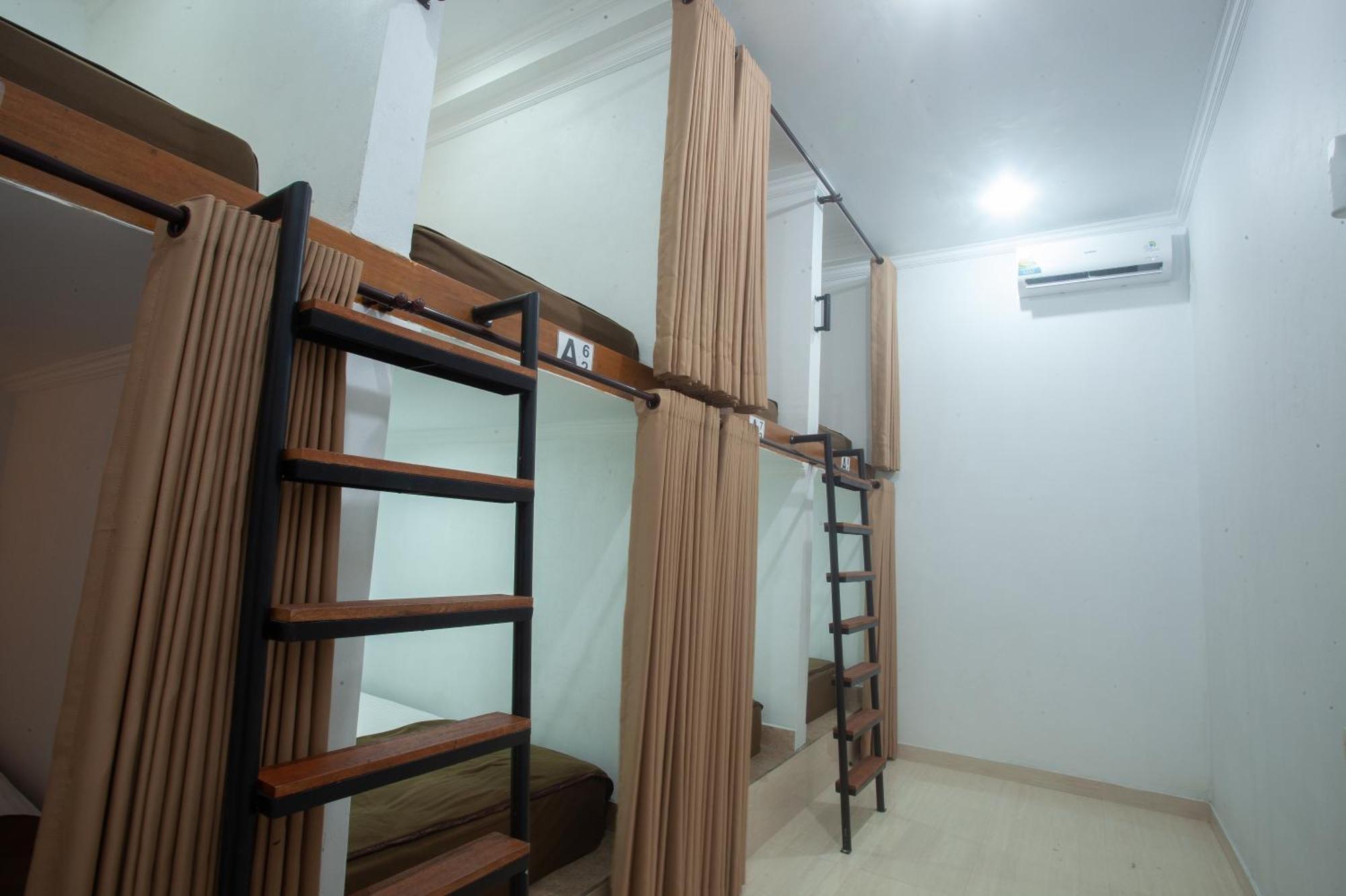 Lucky Hostel Batununggul Extérieur photo