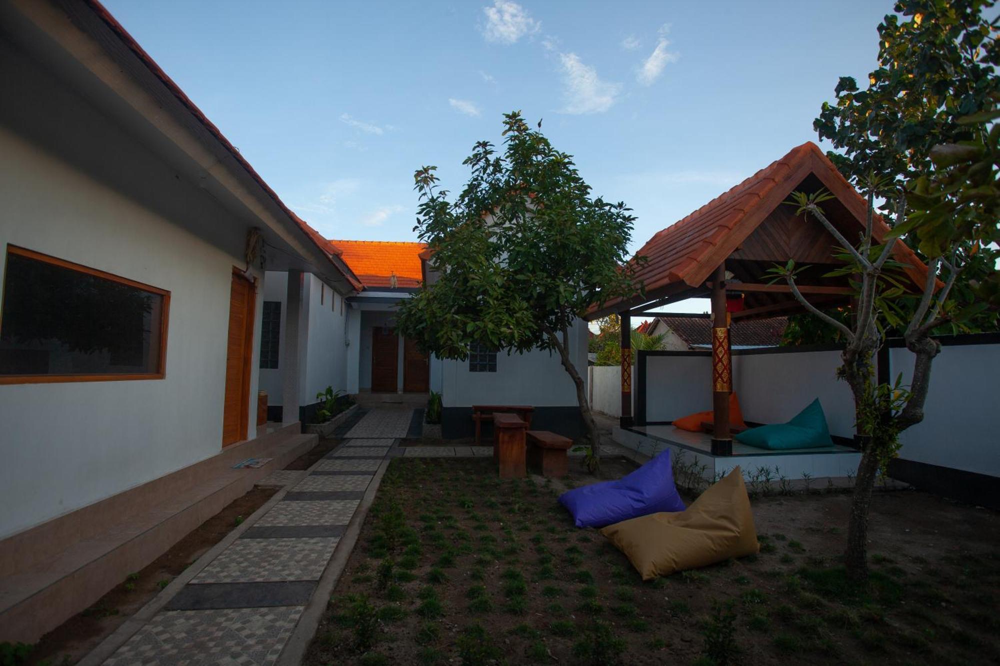 Lucky Hostel Batununggul Extérieur photo