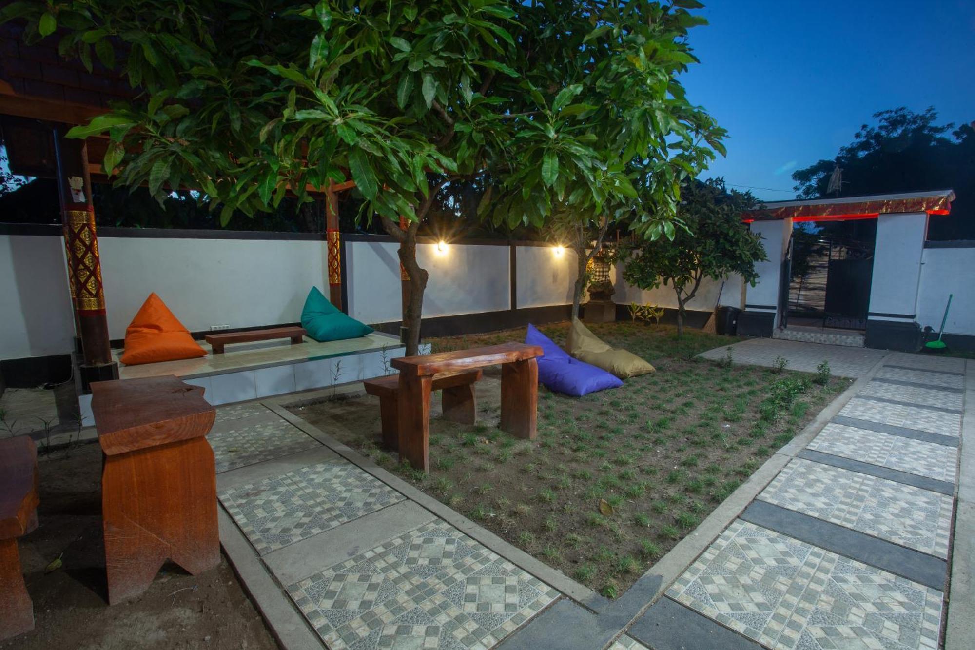 Lucky Hostel Batununggul Extérieur photo
