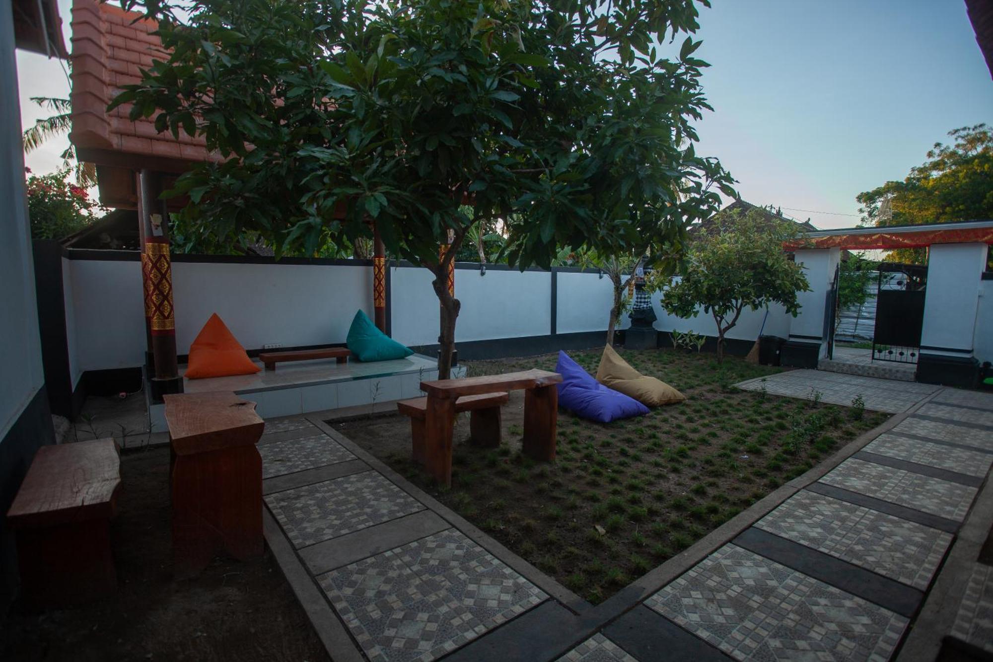 Lucky Hostel Batununggul Extérieur photo