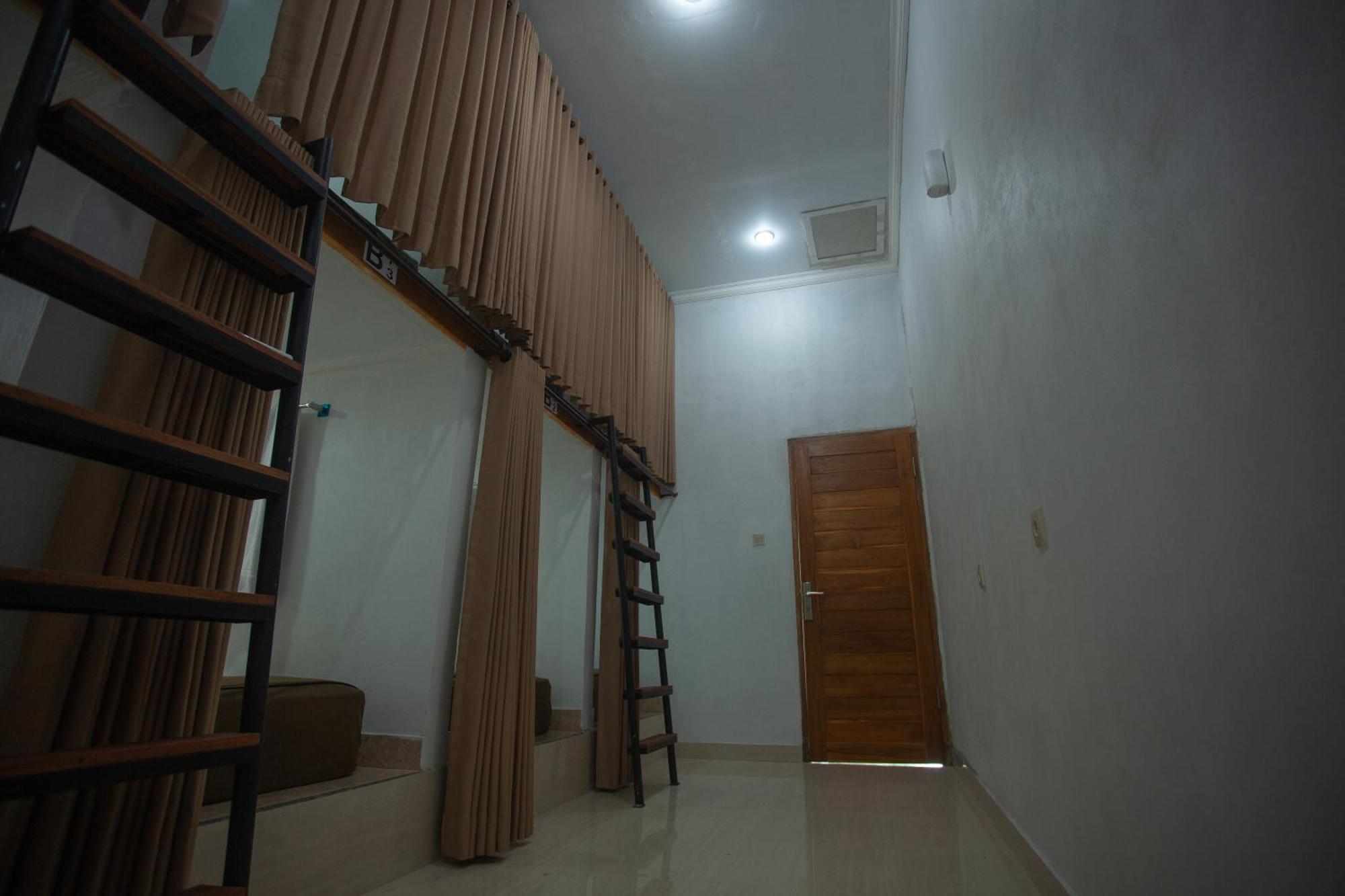Lucky Hostel Batununggul Extérieur photo