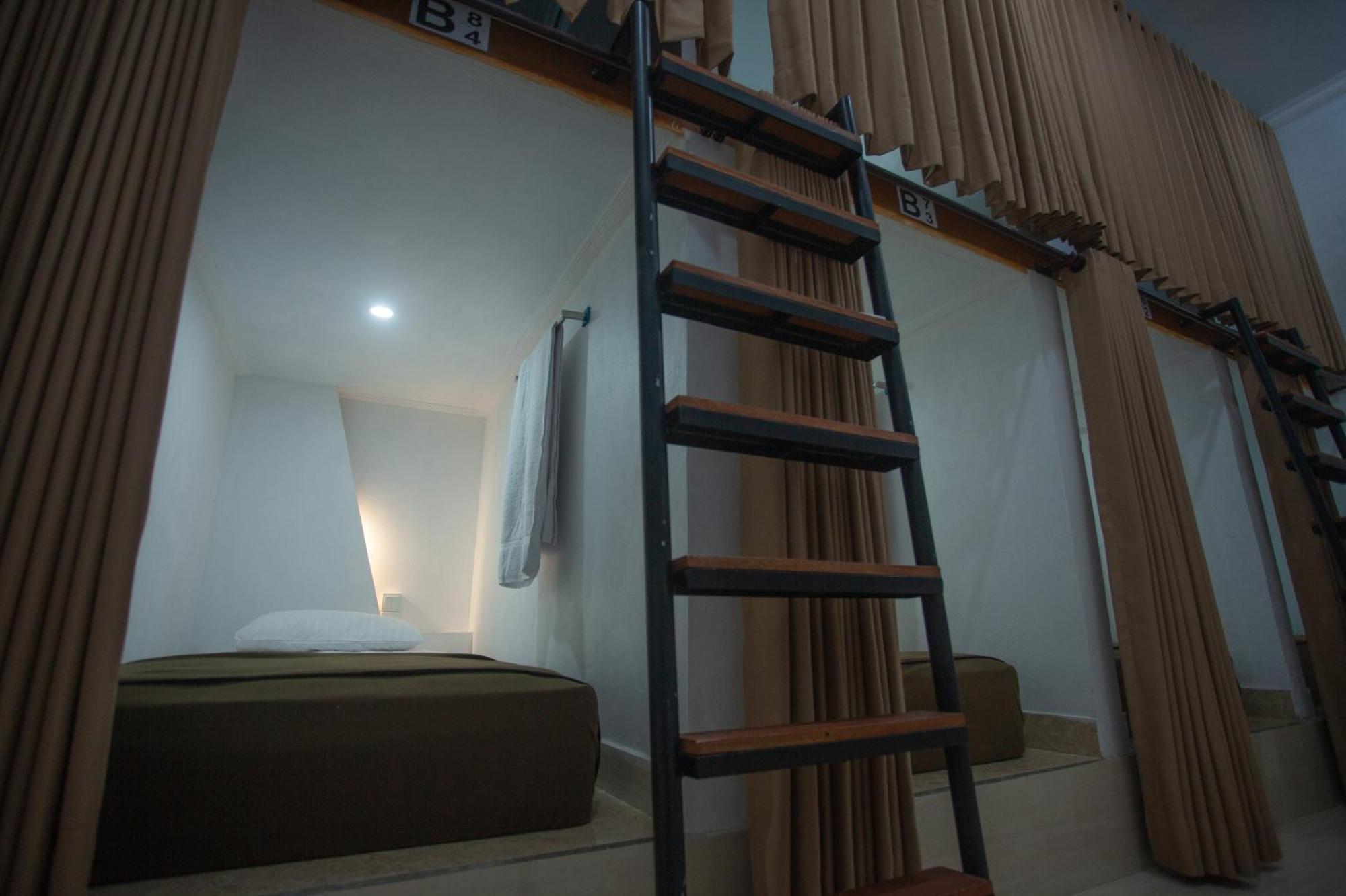 Lucky Hostel Batununggul Extérieur photo