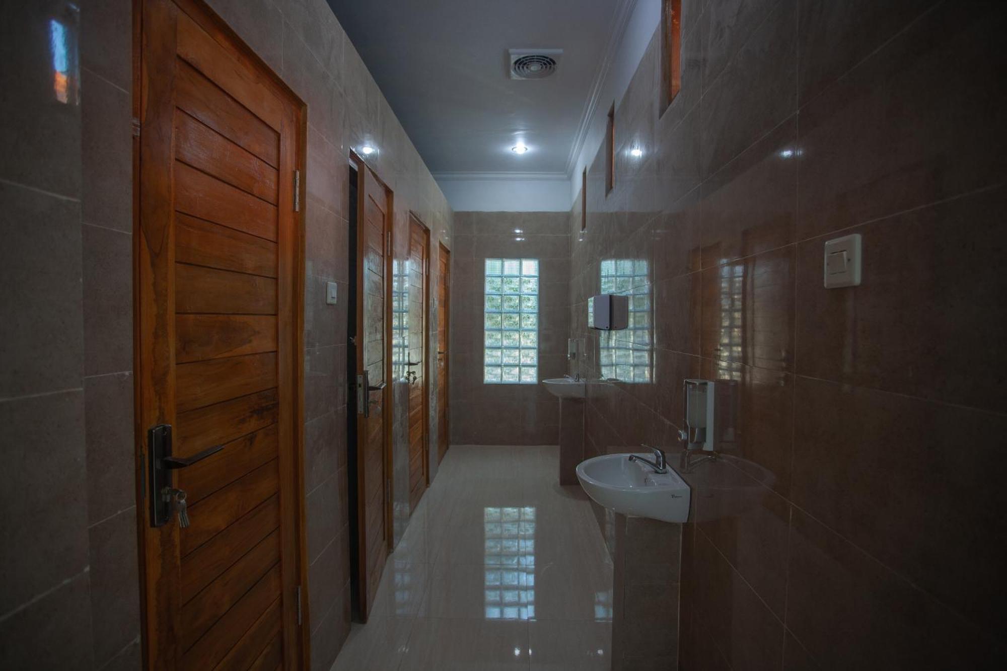 Lucky Hostel Batununggul Extérieur photo