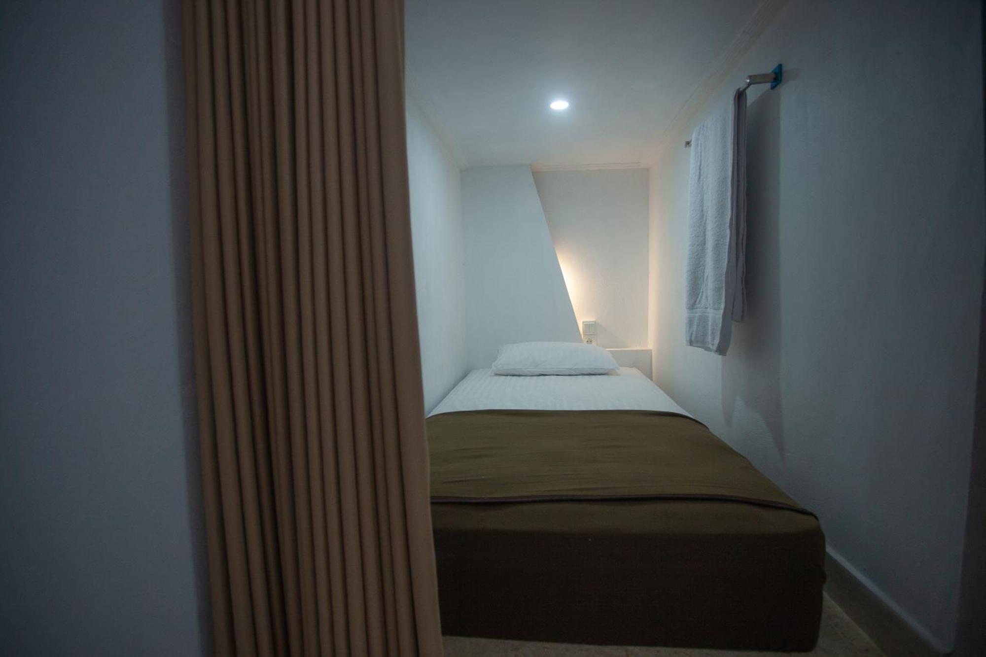 Lucky Hostel Batununggul Extérieur photo