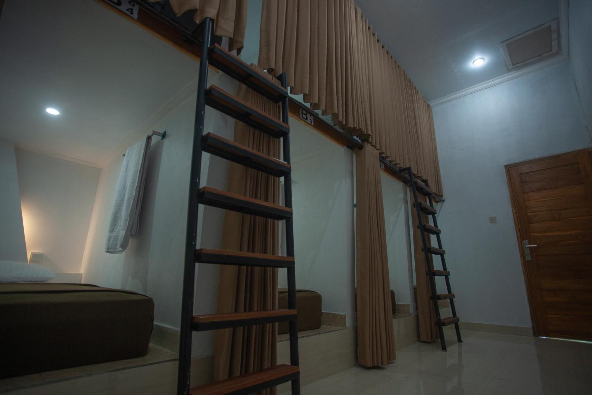 Lucky Hostel Batununggul Extérieur photo