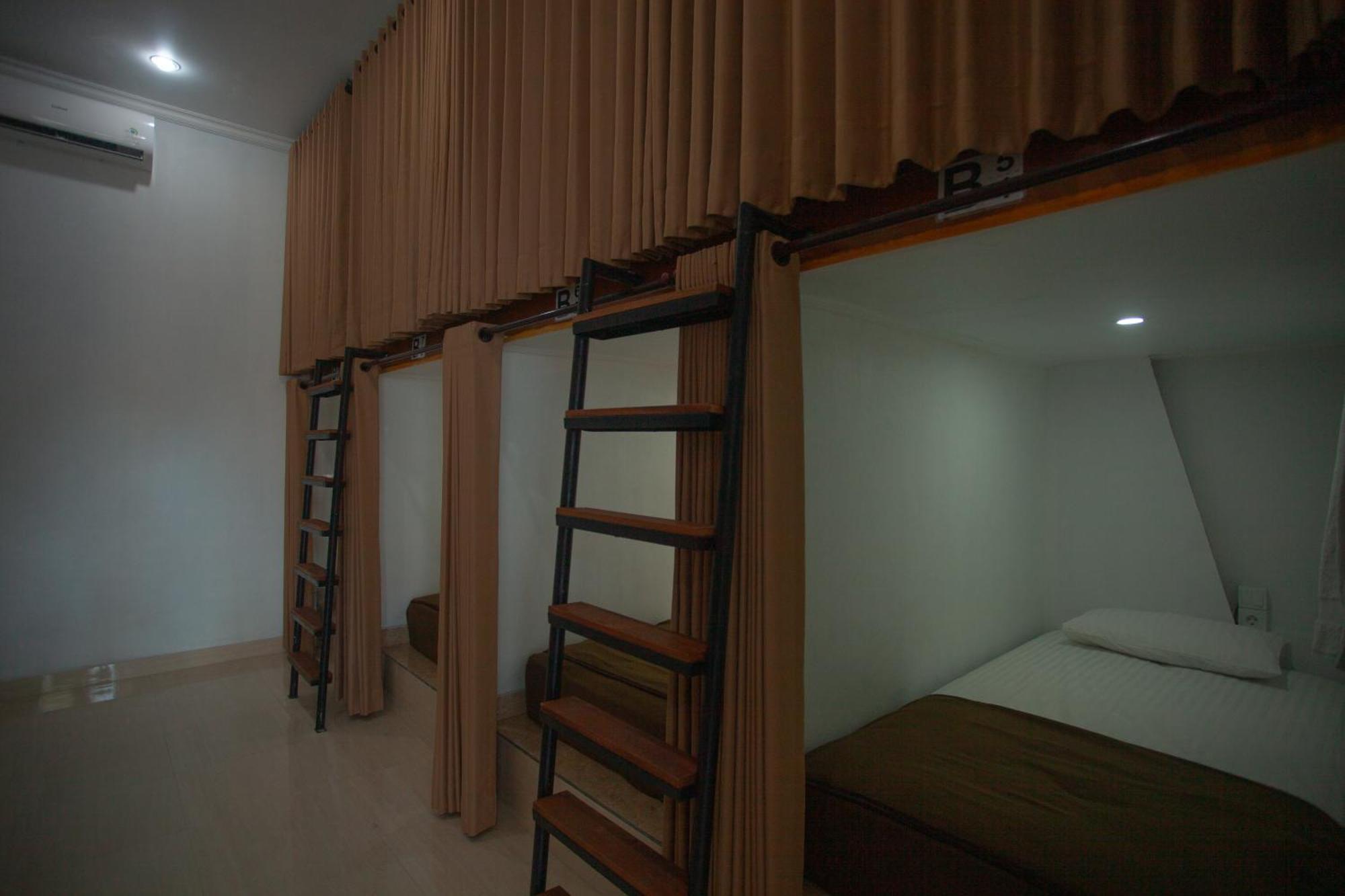 Lucky Hostel Batununggul Extérieur photo