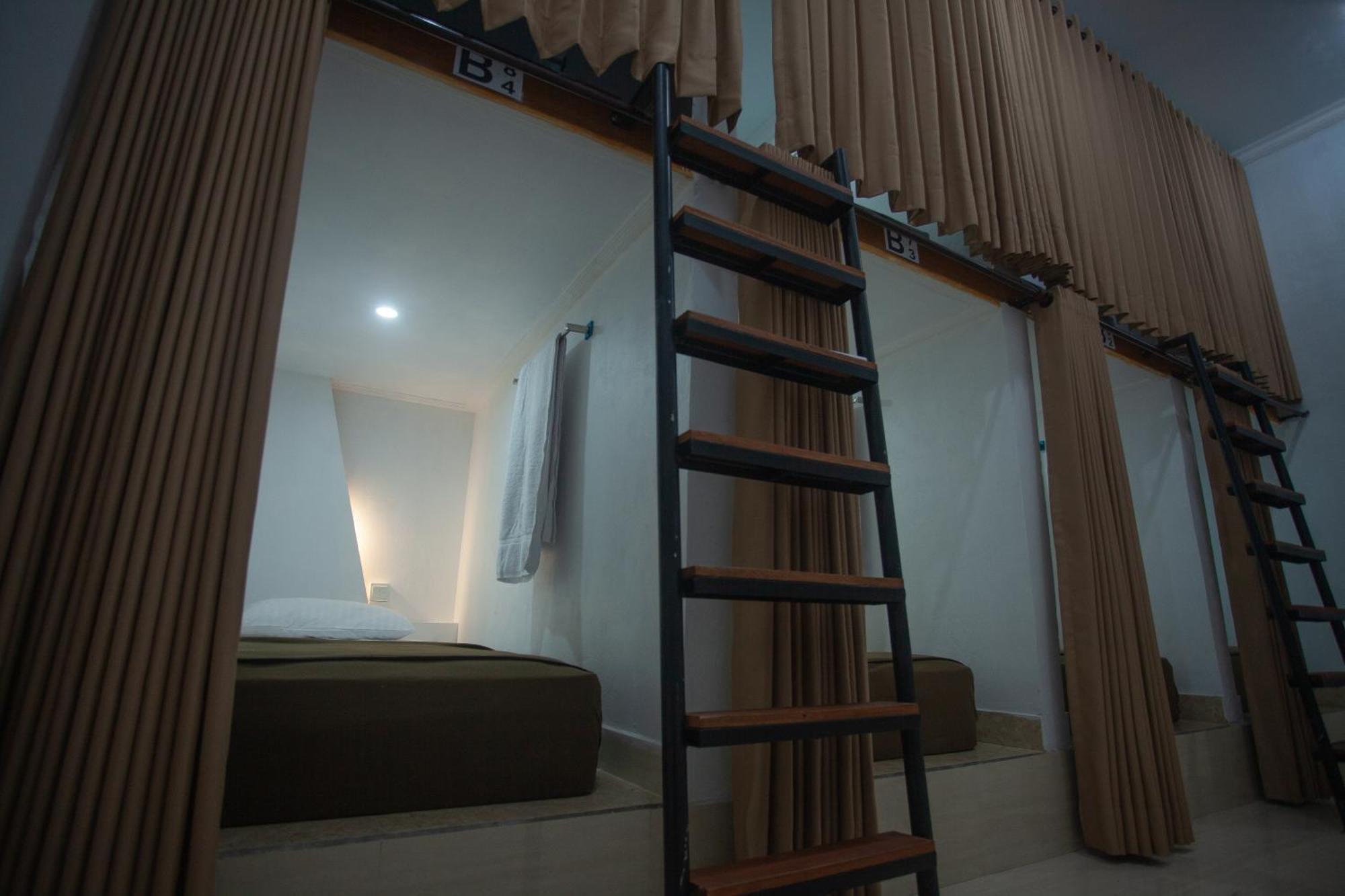 Lucky Hostel Batununggul Extérieur photo