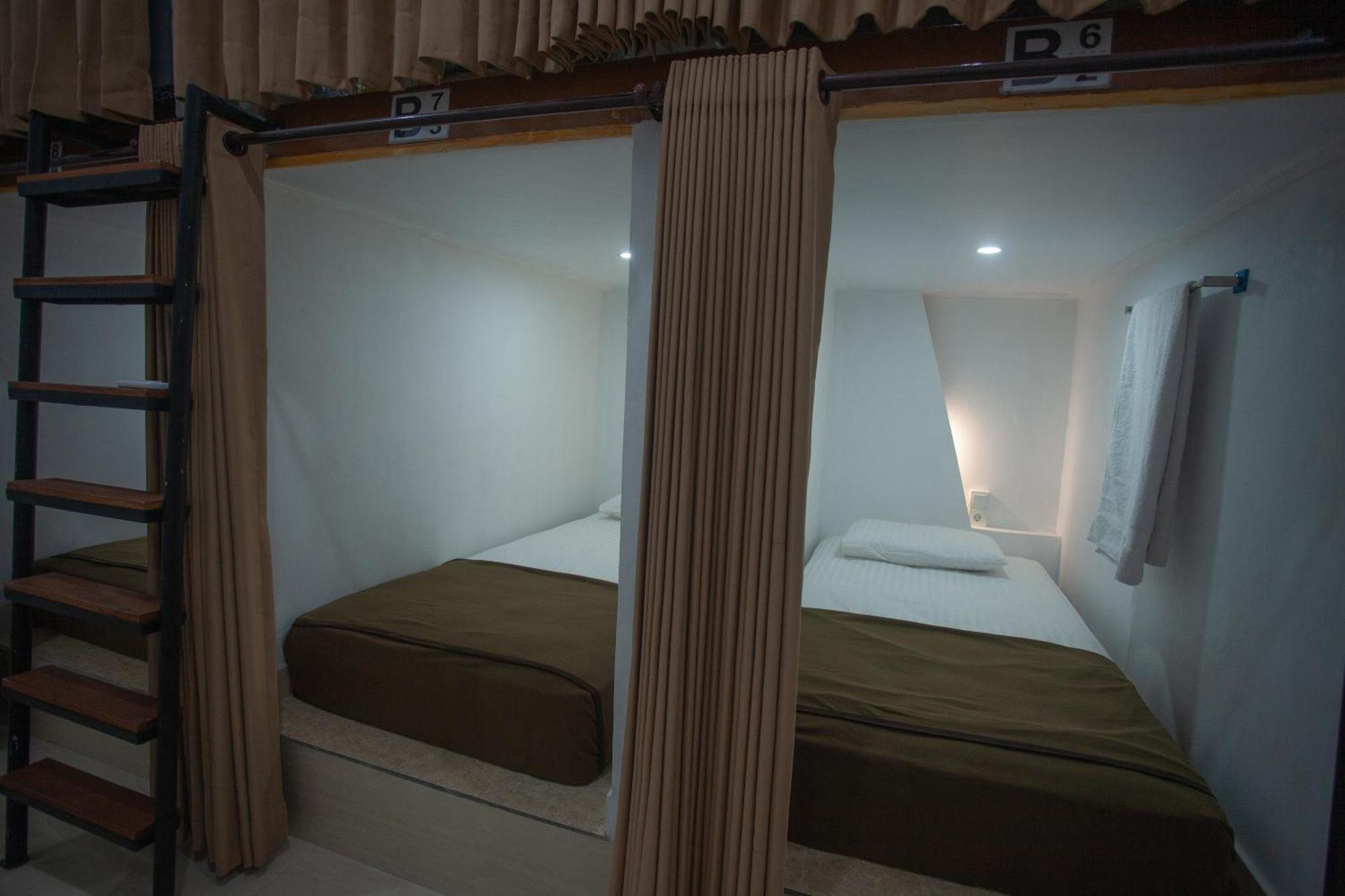 Lucky Hostel Batununggul Extérieur photo