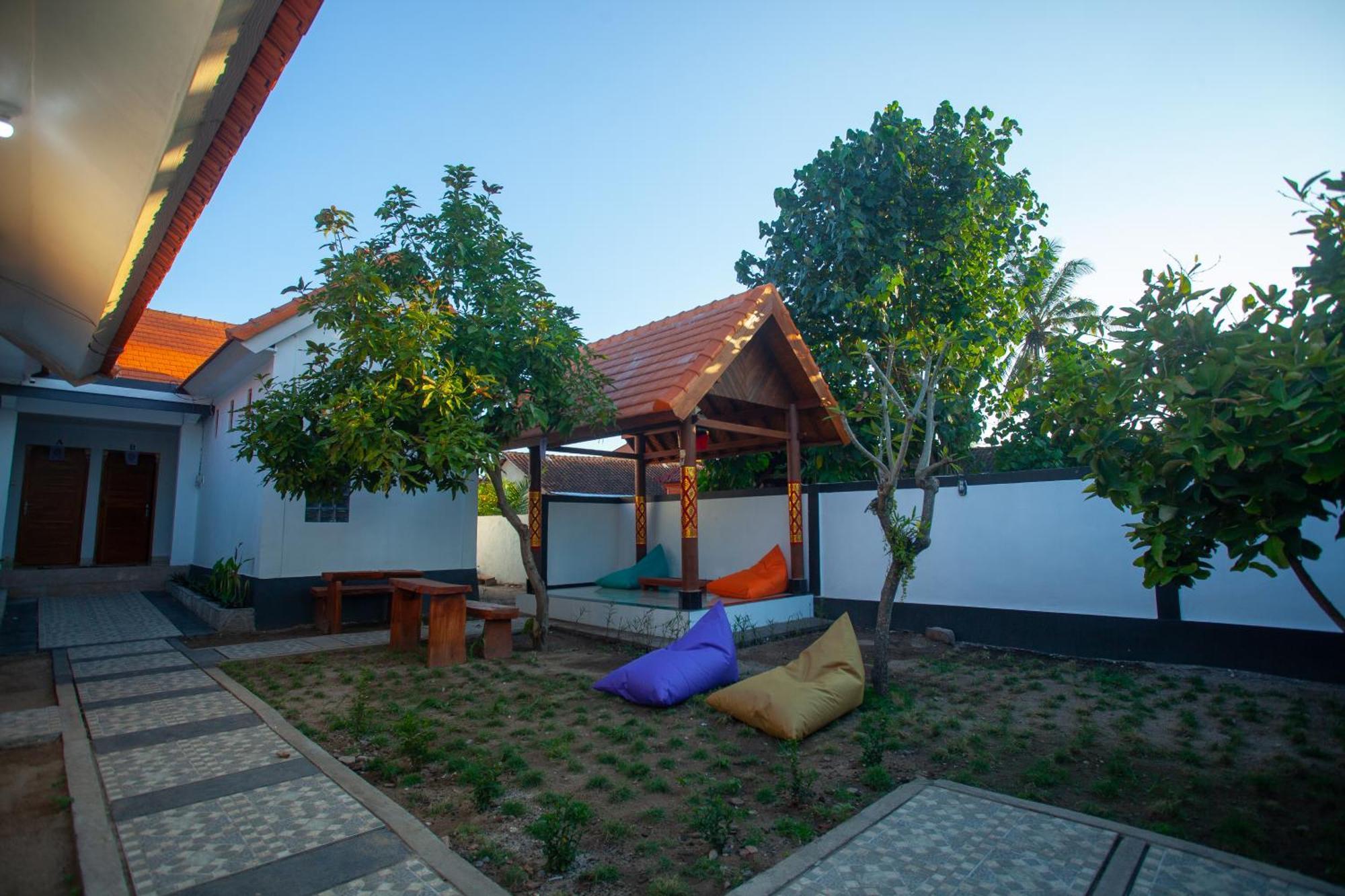 Lucky Hostel Batununggul Extérieur photo