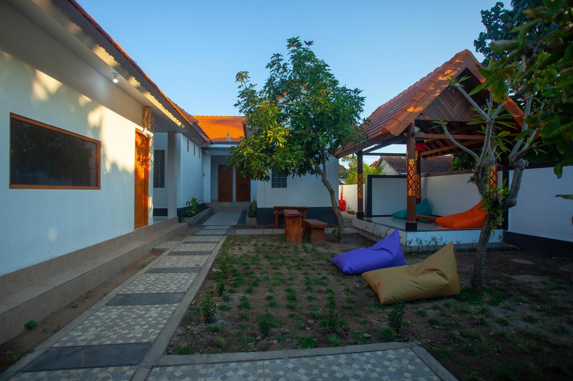 Lucky Hostel Batununggul Extérieur photo