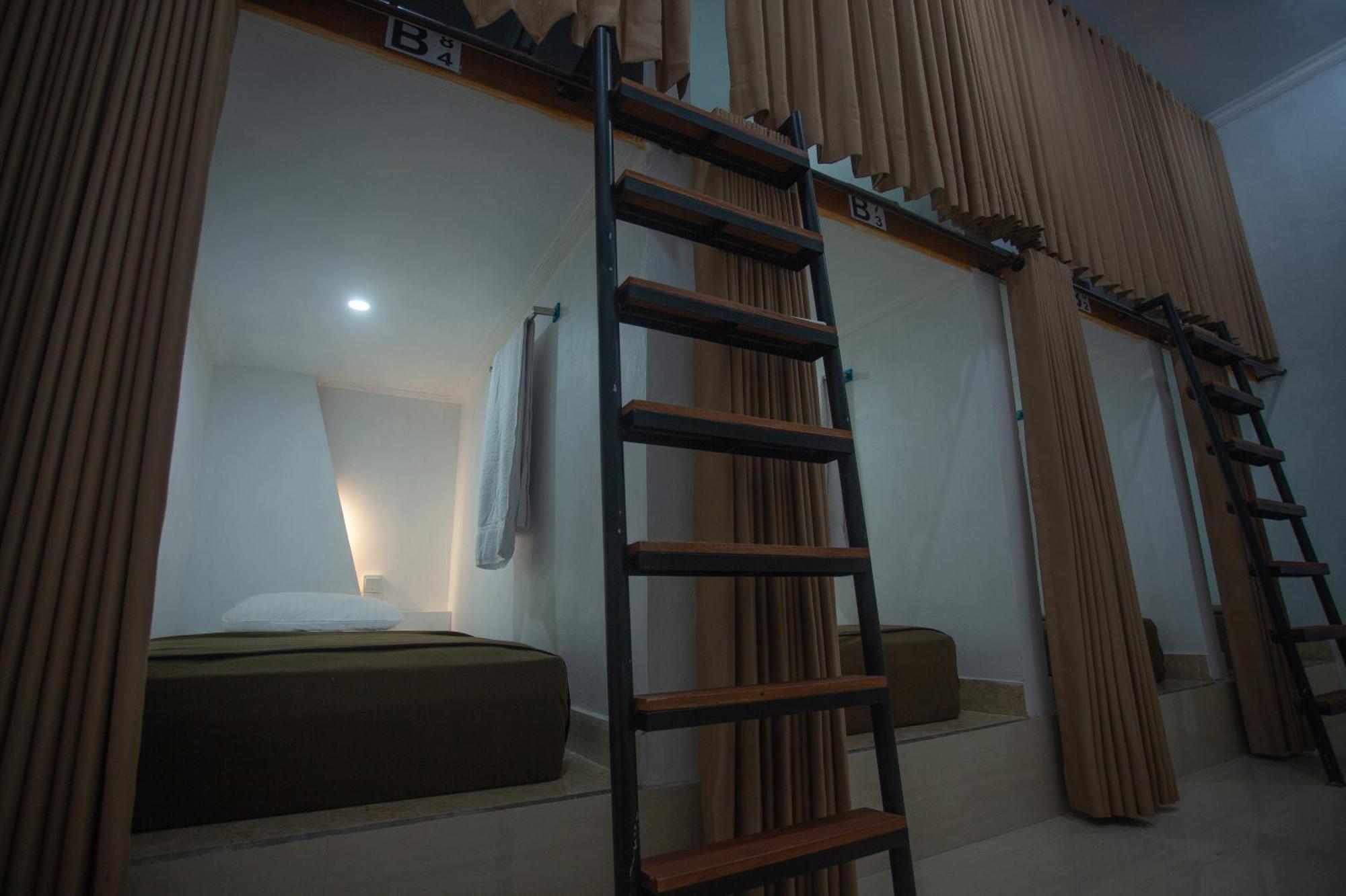 Lucky Hostel Batununggul Extérieur photo