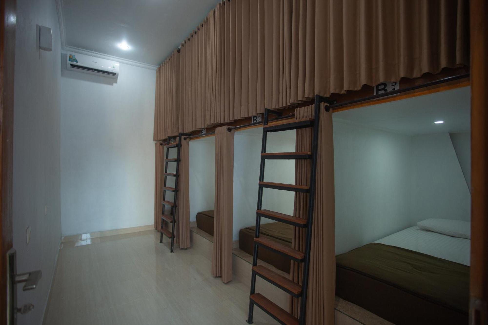 Lucky Hostel Batununggul Extérieur photo